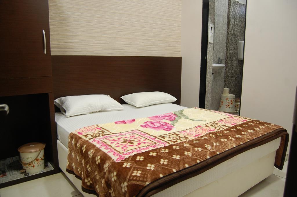 Hotel Poonam Palace Ujjain Room photo