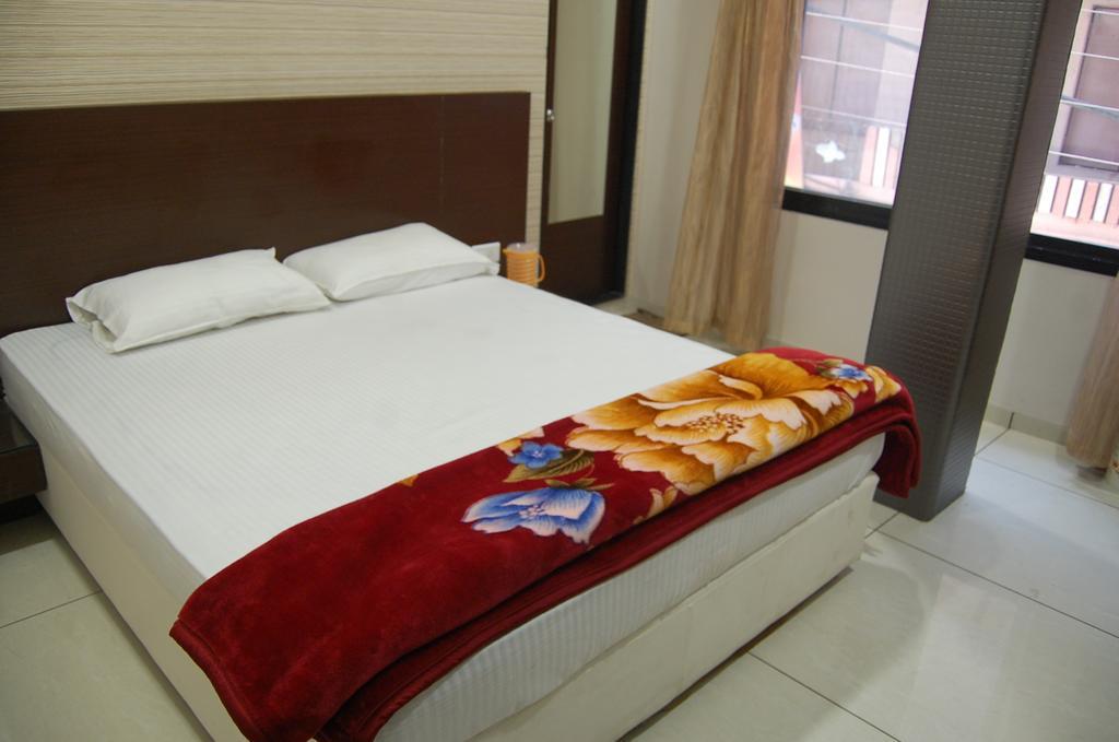 Hotel Poonam Palace Ujjain Room photo