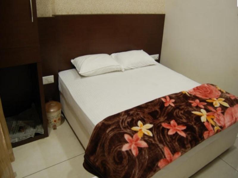 Hotel Poonam Palace Ujjain Exterior photo