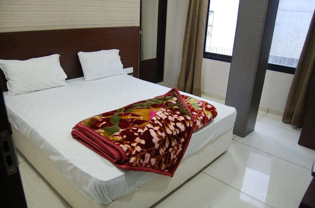 Hotel Poonam Palace Ujjain Exterior photo