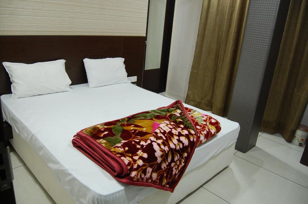 Hotel Poonam Palace Ujjain Exterior photo